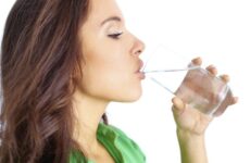 es verdad que el agua ayuda a bajar de peso